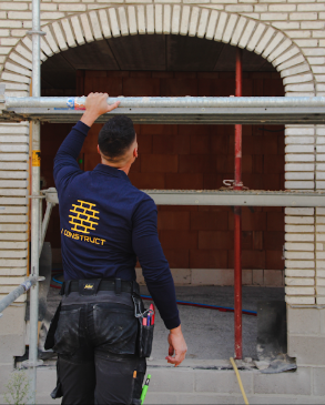 I Construct vakman aan het werk op een werf
